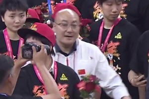 四川女籃奪冠慶祝時 這個把韓旭拍“生氣”的工作人員是誰？