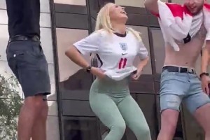 網飛出英格蘭歐洲杯決賽紀錄片，女球迷：為啥我脫衣慶祝沒入鏡？